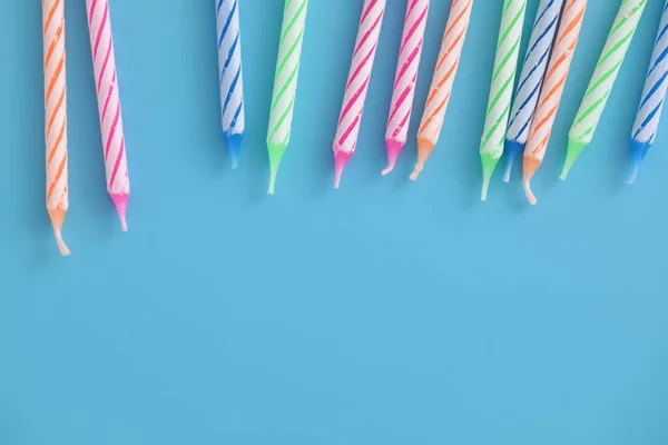 Bunte Kerzen Isoliert Blauem Hintergrund — Stockfoto