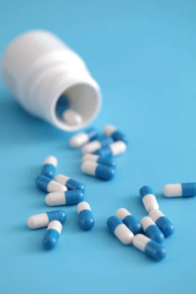 Pillen Capsules Met Fles Geïsoleerd Blauwe Achtergrond — Stockfoto