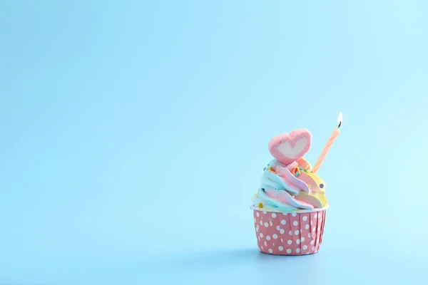 Cupcake Colorato Con Candela Isolata Sfondo Blu — Foto Stock