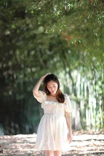 Mulher Bonita Com Vestido Branco Fundo Floresta Bambu — Fotografia de Stock