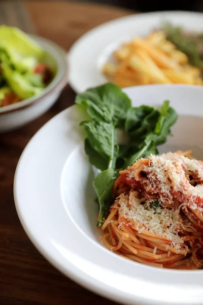 Espaguetis Boloñés Con Salchichas Italianas Salsa Tomate Con Queso Parmesano —  Fotos de Stock