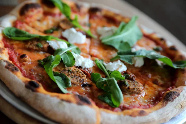 Salchicha Italiana Pizza Ensalada Cohetes Sobre Fondo Madera —  Fotos de Stock