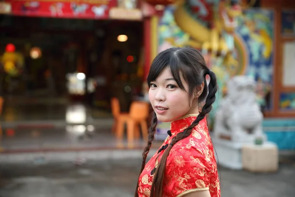 Mulher Beleza Usar Cheongsam Vermelho Olhando Sorrir Ano Novo Chinês — Fotografia de Stock