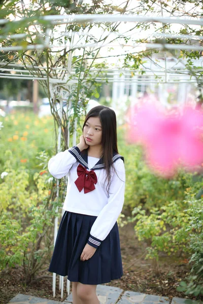 Escola Menina Traje Parque Livre Com Flores Jardim Fundo — Fotografia de Stock