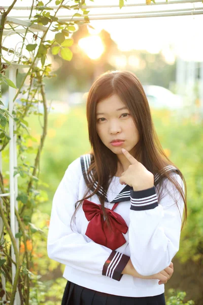 Traje Niña Escuela Parque Aire Libre Con Flores Fondo Jardín —  Fotos de Stock