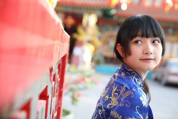 Wanita Cantik Memakai Cheongsam Biru Mencari Dan Tersenyum Tahun Baru — Stok Foto