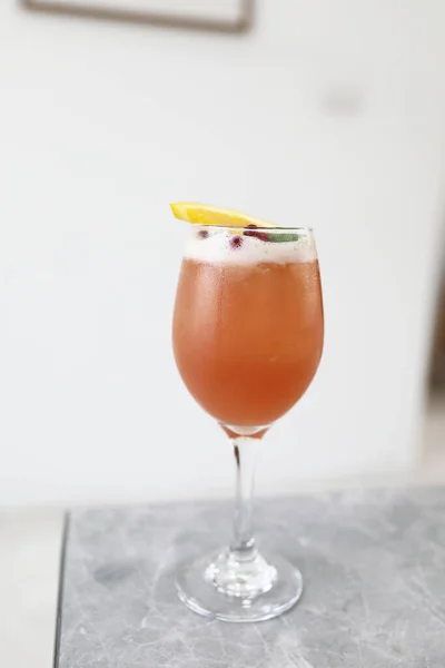 Verre Cocktail Rose Avec Glace Table Grise — Photo