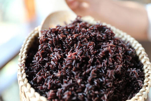Wicker Sepetinde Kaynamış Riceberry Pilavı Yakından Kaşık — Stok fotoğraf