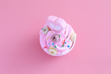 kek pembe arka planda izole