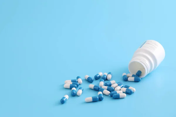 Pillen Capsules Met Fles Geïsoleerd Blauwe Achtergrond — Stockfoto