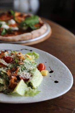 Tahta arka planda sezar salata aperatifi