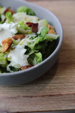 Tahta arka planda sezar salata aperatifi