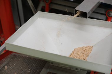 Fabrika makinesi pirinç öğütüyor.