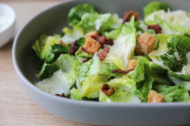 Tahta arka planda sezar salata aperatifi