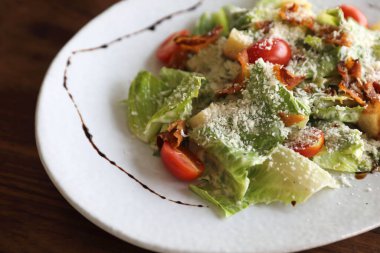 Tahta arka planda sezar salata aperatifi