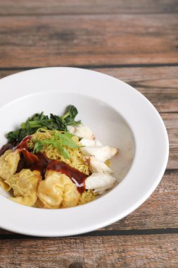 Ahşap zemin üzerinde karidesli şehriye ve yengeç eti