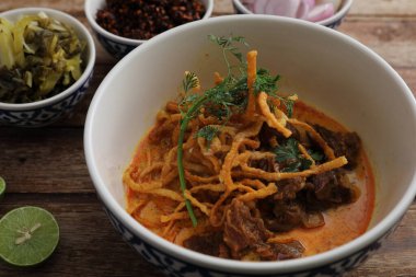 Kuzey Tayland yemekleri ahşap arka planda sığır etli körili erişte.