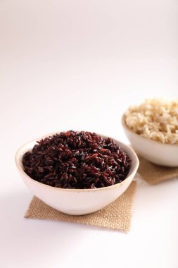 Beyaz arka planda izole edilmiş organik haşlanmış kahverengi pirinç.