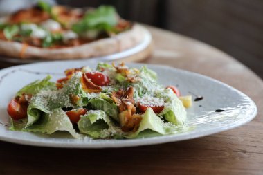 Tahta arka planda sezar salata aperatifi