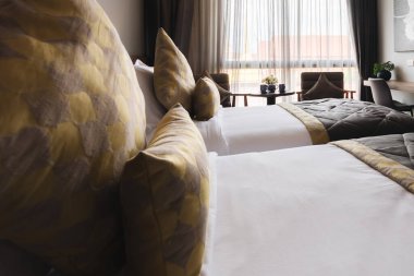 siyah ve gri modern yatak odası iç mimarisi 