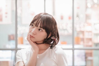 Beyaz tişörtlü Asyalı bir kızın portresi. 