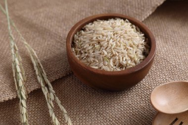 Organik çiğ kahverengi pirinç.