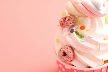 kek pembe arka planda izole