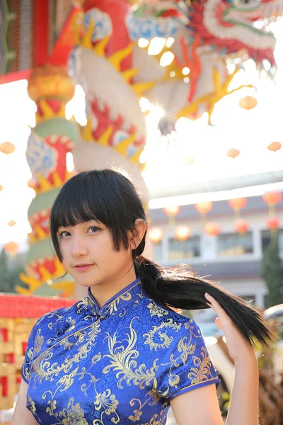 Piękna Kobieta Nosić Niebieski Cheongsam Patrząc Uśmiech Chiński Nowy Rok — Zdjęcie stockowe