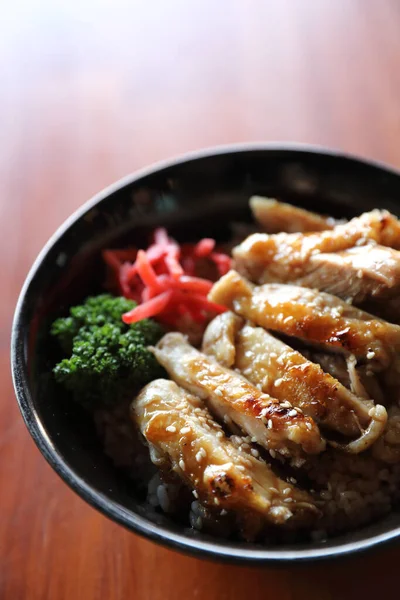 Makanan Jepang Ayam Teriyaki Dengan Beras Atas Kayu Latar Belakang — Stok Foto