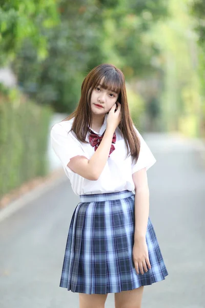 Piękny Azji Japoński Szkoła Dziewczyna Mundur Patrząc Park Odkryty — Zdjęcie stockowe