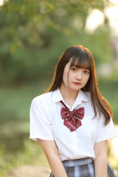 Vacker Asiatisk Japansk Skola Flicka Uniform Tittar Park Utomhus — Stockfoto