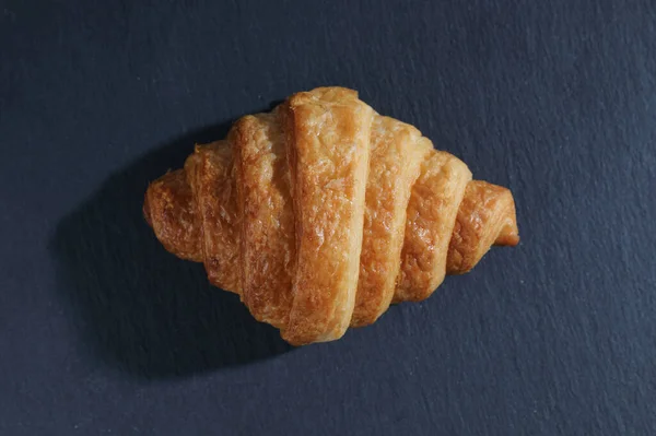 Croissant Izolowany Słonecznym Świetle — Zdjęcie stockowe