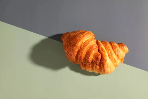 Croissant Izolowany Słonecznym Świetle — Zdjęcie stockowe