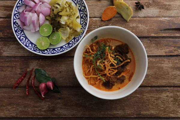 Cibo Locale Thailandese Settentrionale Egg Noodle Curry Con Carne Manzo — Foto Stock