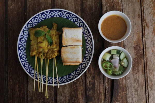 Sate Daging Babi Makanan Thailand Lokal Dengan Saus Celupan Kacang — Stok Foto