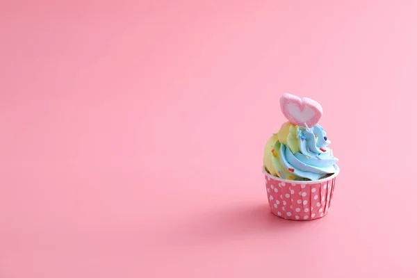 Πολύχρωμο Cupcake Απομονωμένο Ροζ Φόντο — Φωτογραφία Αρχείου