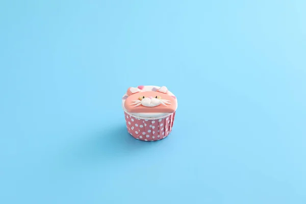 Nette Katze Cupcake Isoliert Blauem Hintergrund — Stockfoto
