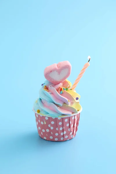 Barevný Cupcake Svíčkou Izolované Modrém Pozadí — Stock fotografie