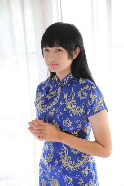 Mujer Belleza Usan Cheongsam Azul Mirando Sonrisa Año Nuevo Chino — Foto de Stock