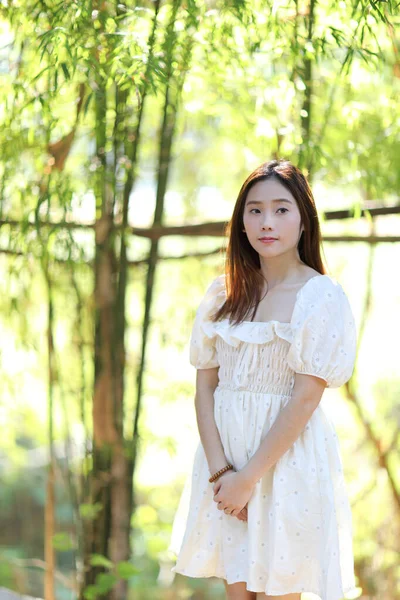Schöne Junge Frau Mit Weißem Kleid Auf Bambuswald Hintergrund — Stockfoto