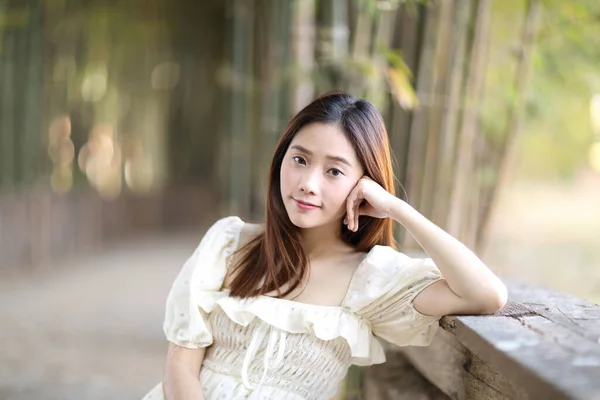 Hermosa Mujer Joven Con Vestido Blanco Fondo Del Bosque Bambú —  Fotos de Stock