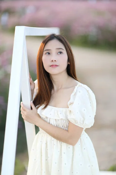 Hermosa Mujer Joven Con Vestido Blanco Sobre Fondo Flores Cosmos —  Fotos de Stock
