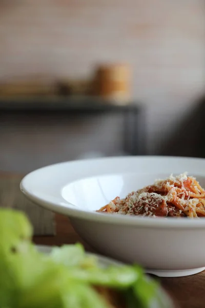 Espaguetis Boloñés Con Salchichas Italianas Salsa Tomate Con Queso Parmesano —  Fotos de Stock