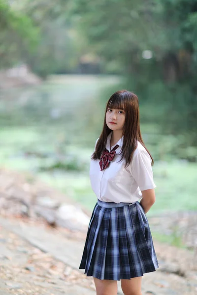 Hermosa Asiático Japonés Escuela Chica Uniforme Buscando Parque Aire Libre —  Fotos de Stock