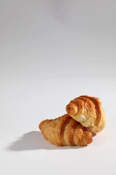 Croissant Isolerad Wihite Bakgrund Med Soligt Ljus — Stockfoto