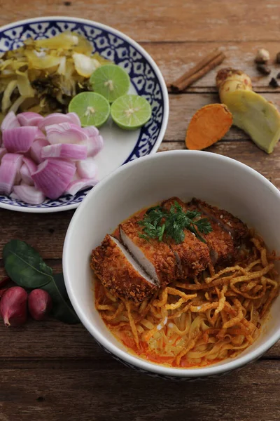 Lokal Makanan Thailand Utara Telur Kari Dengan Babi Goreng Latar — Stok Foto