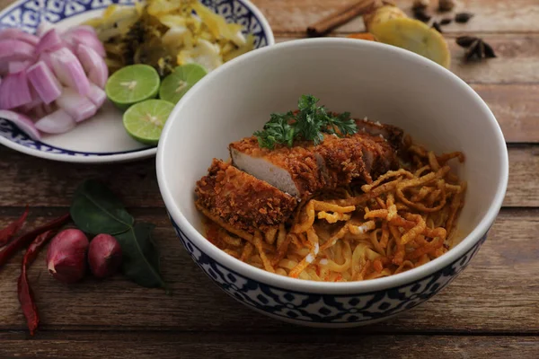 Lokal Makanan Thailand Utara Telur Kari Dengan Babi Goreng Latar — Stok Foto