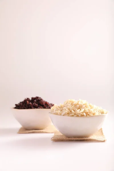Organische Gekochten Braunen Reis Auf Schüssel Isoliert Weißem Hintergrund — Stockfoto