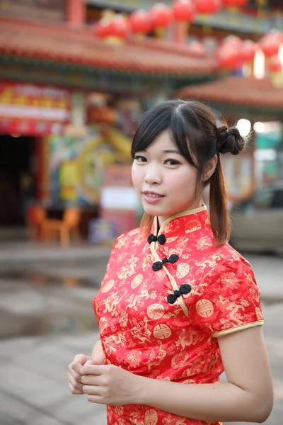 Schönheit Frau Trägt Rotes Cheongsam Suchen Und Lächeln Chinesischen Neujahr — Stockfoto