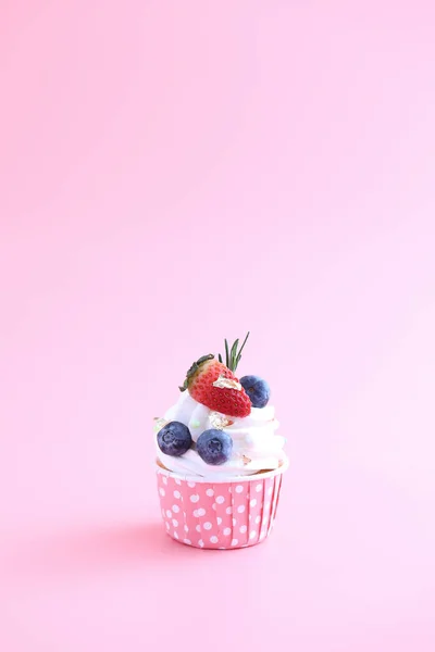 Frukt Cupcake Isolerad Rosa Bakgrund — Stockfoto